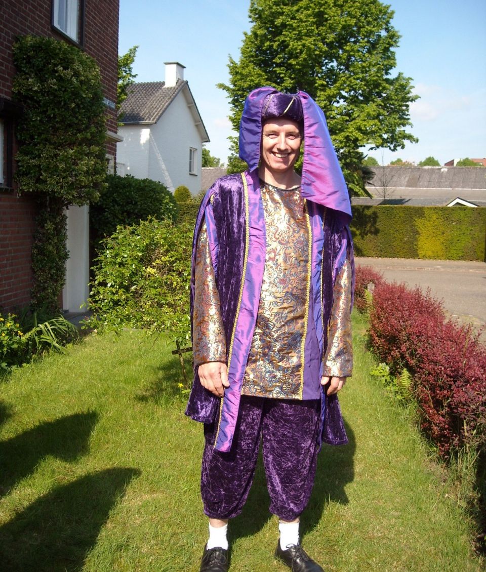 Man in paarse middeleeuwse kleding 