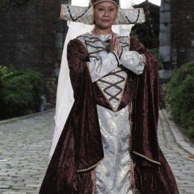 Vrouw in bruin middeleeuws kostuum