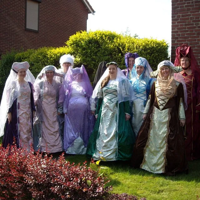 Groep vrouwen in middeleeuwse kostuums