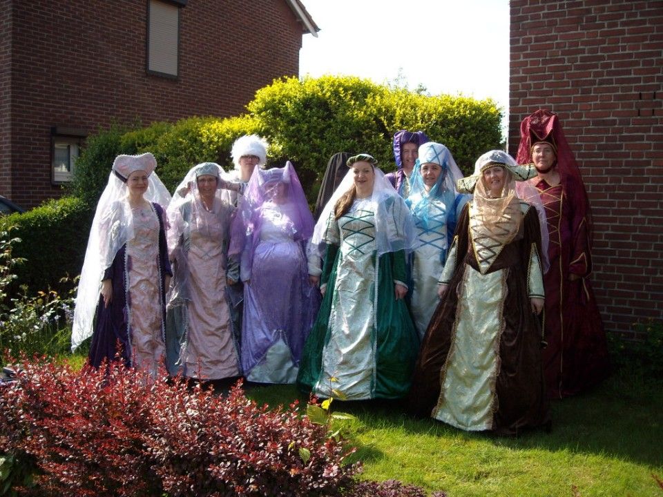 Groep vrouwen in middeleeuwse kostuums