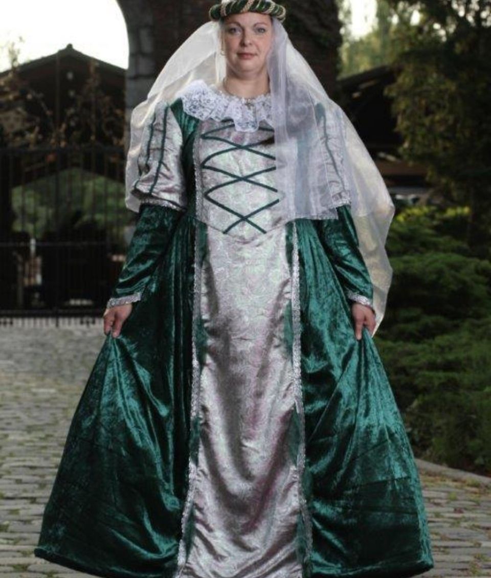 Vrouw in middeleeuwse jurk groen