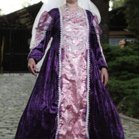 Vrouw in paars middeleeuws kostuum
