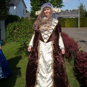 Vrouw in een mooie middeleeuwse jurk