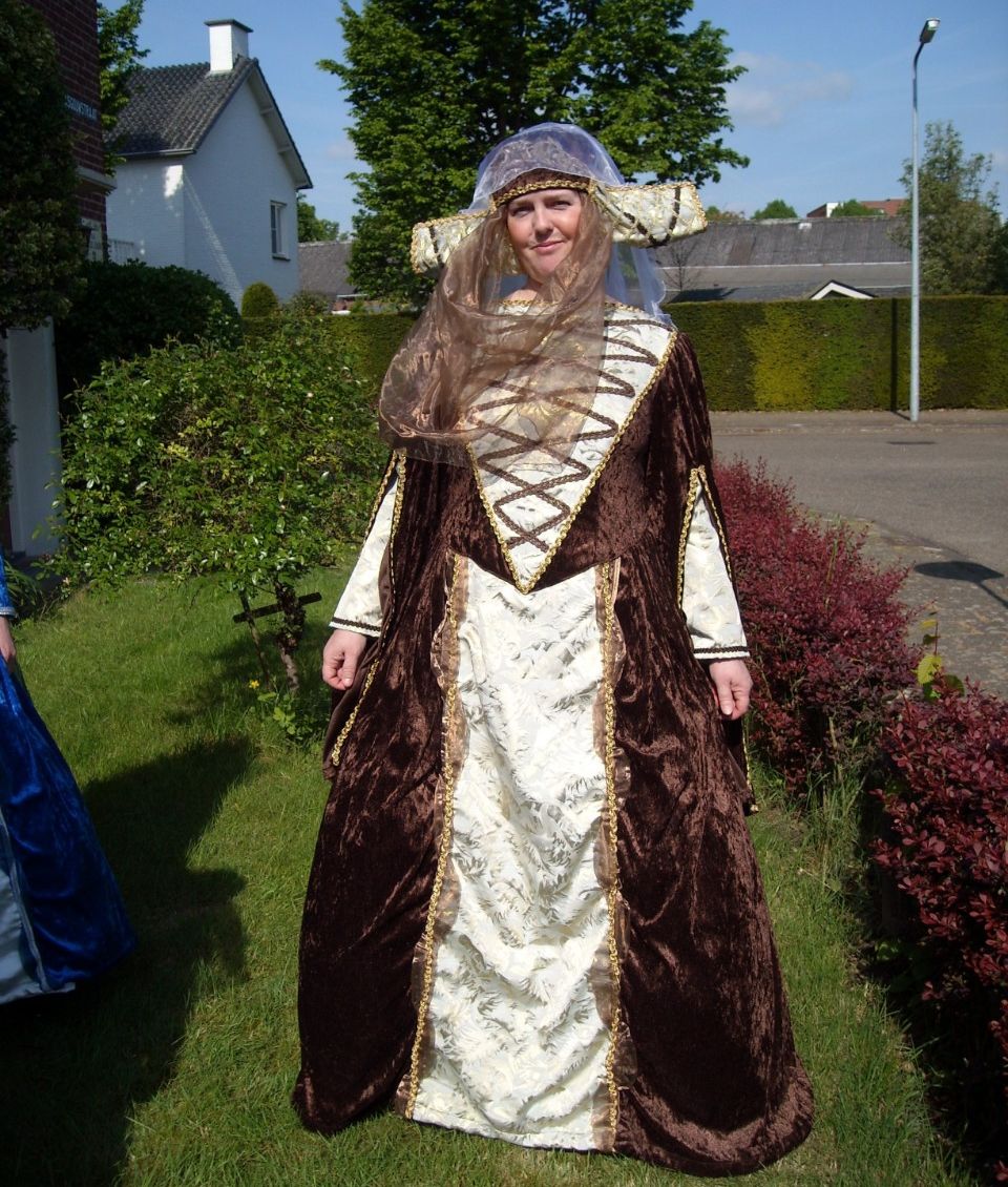 Vrouw in een mooie middeleeuwse jurk