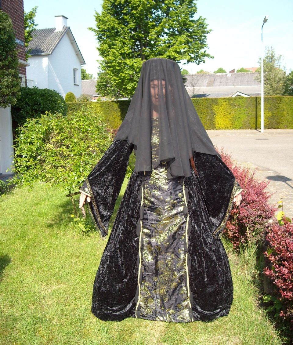 Vrouw in zwarte middeleeuwse jurk